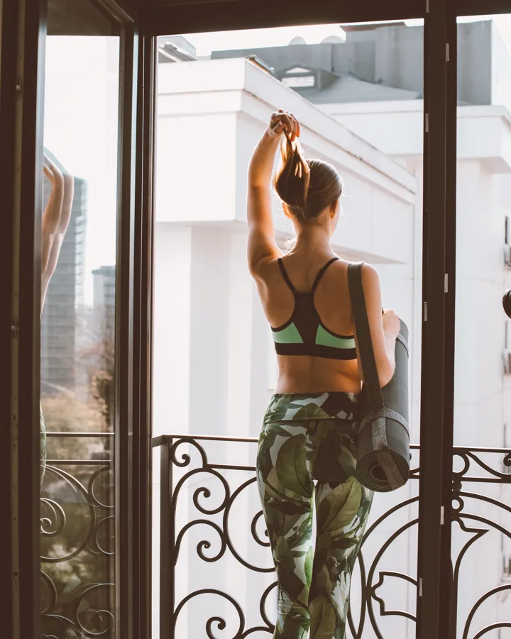 Mujer preparándose para entrenar por la mañana